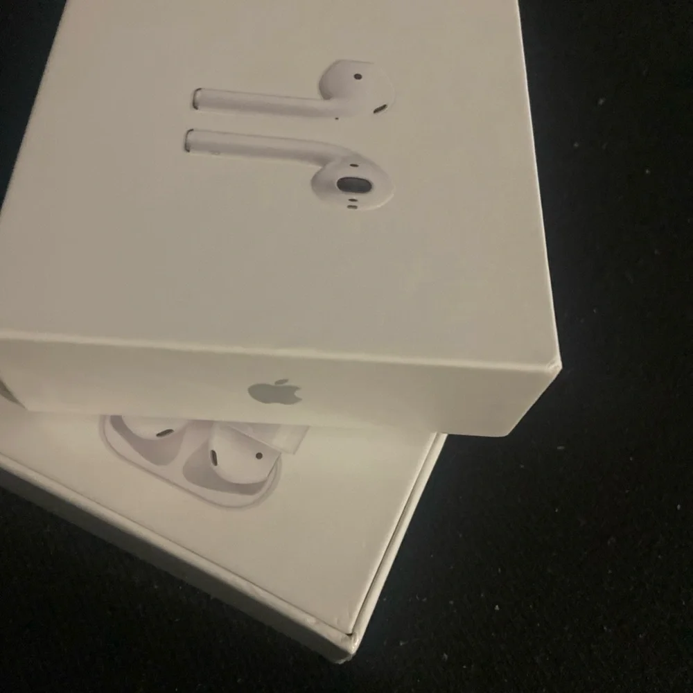 Apple Wireless Earbuds in White airpods